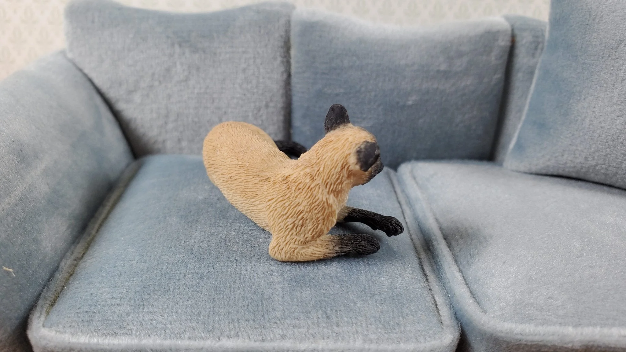 Dollhouse Siamese Cat Lying Down Head Up 1:12 Scale Miniature Pet - Image 2