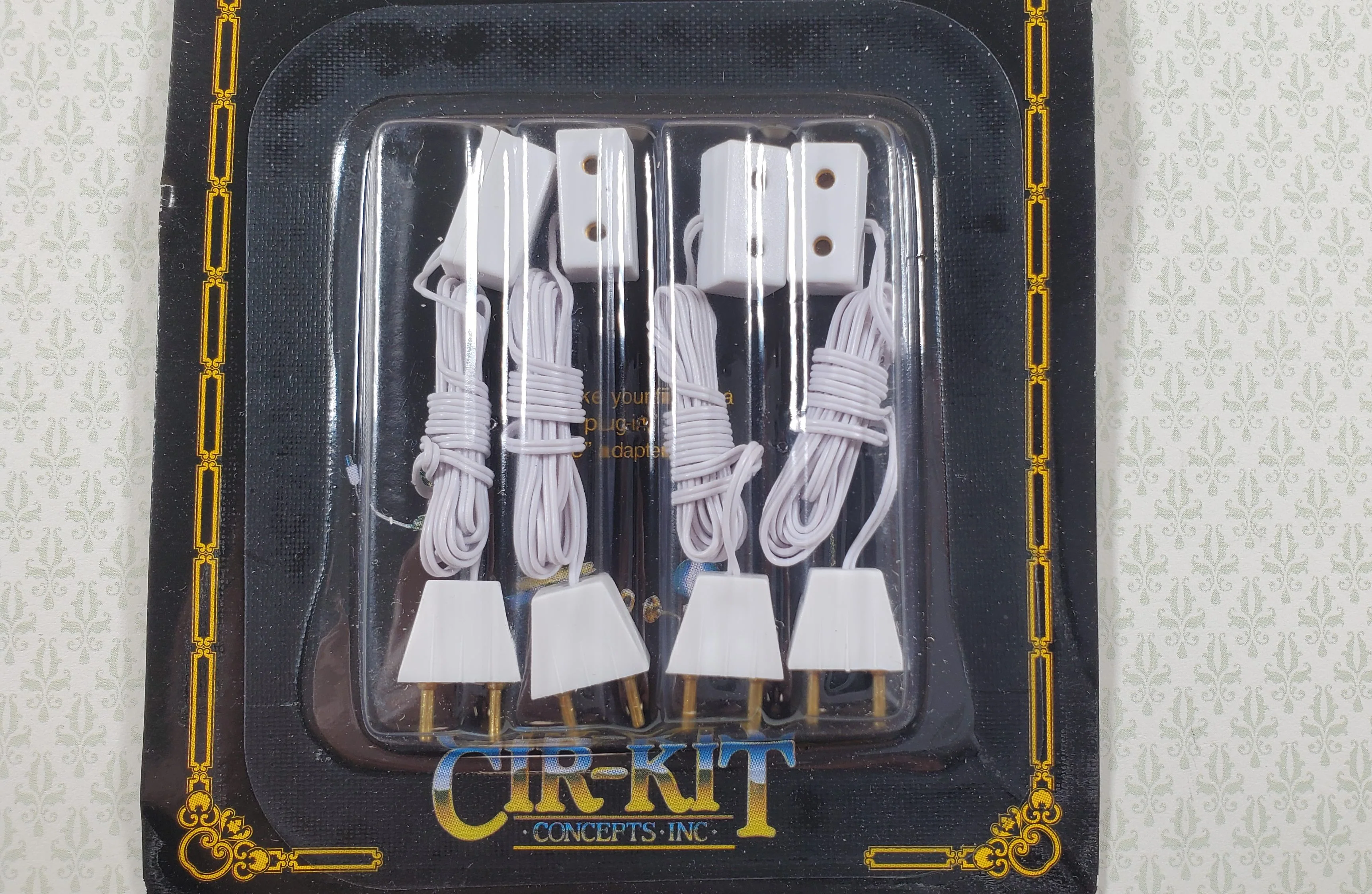 Dollhouse Single Receptacle Plug with Extension Cord x4 1:12 Scale Miniatures