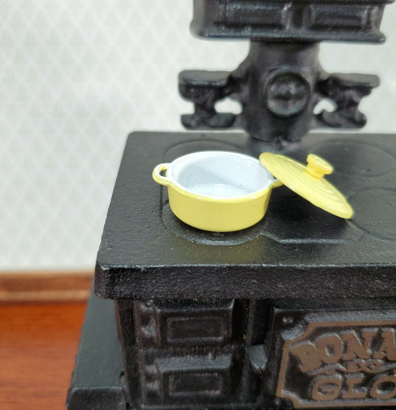 Dollhouse Small Dutch Oven Pot with Removeable Lid Yellow 1:12 Scale Miniature - Image 3