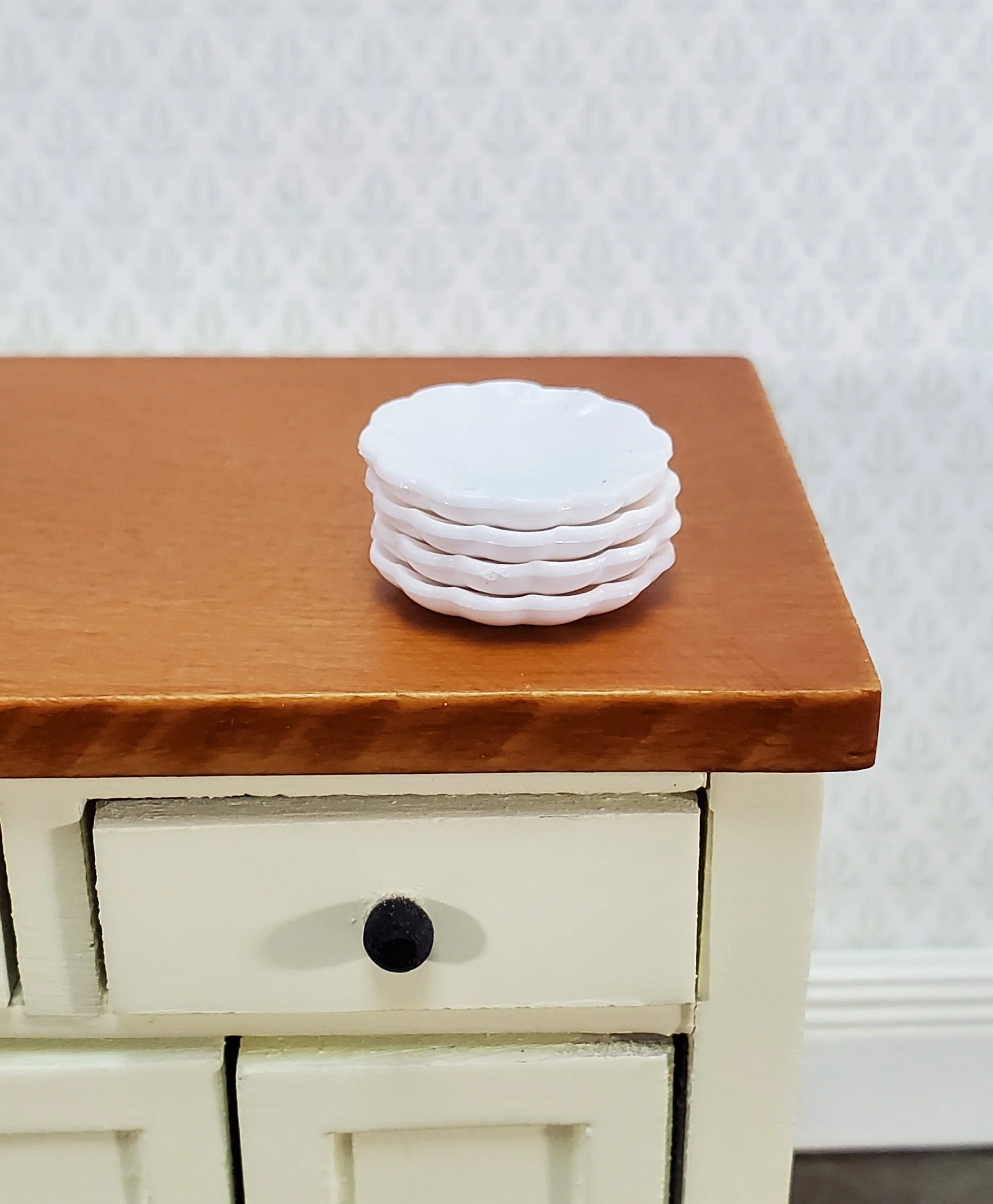 Dollhouse Small Plates Scalloped x4 White Decorative Edge Plastic 1:12 Scale Miniatures