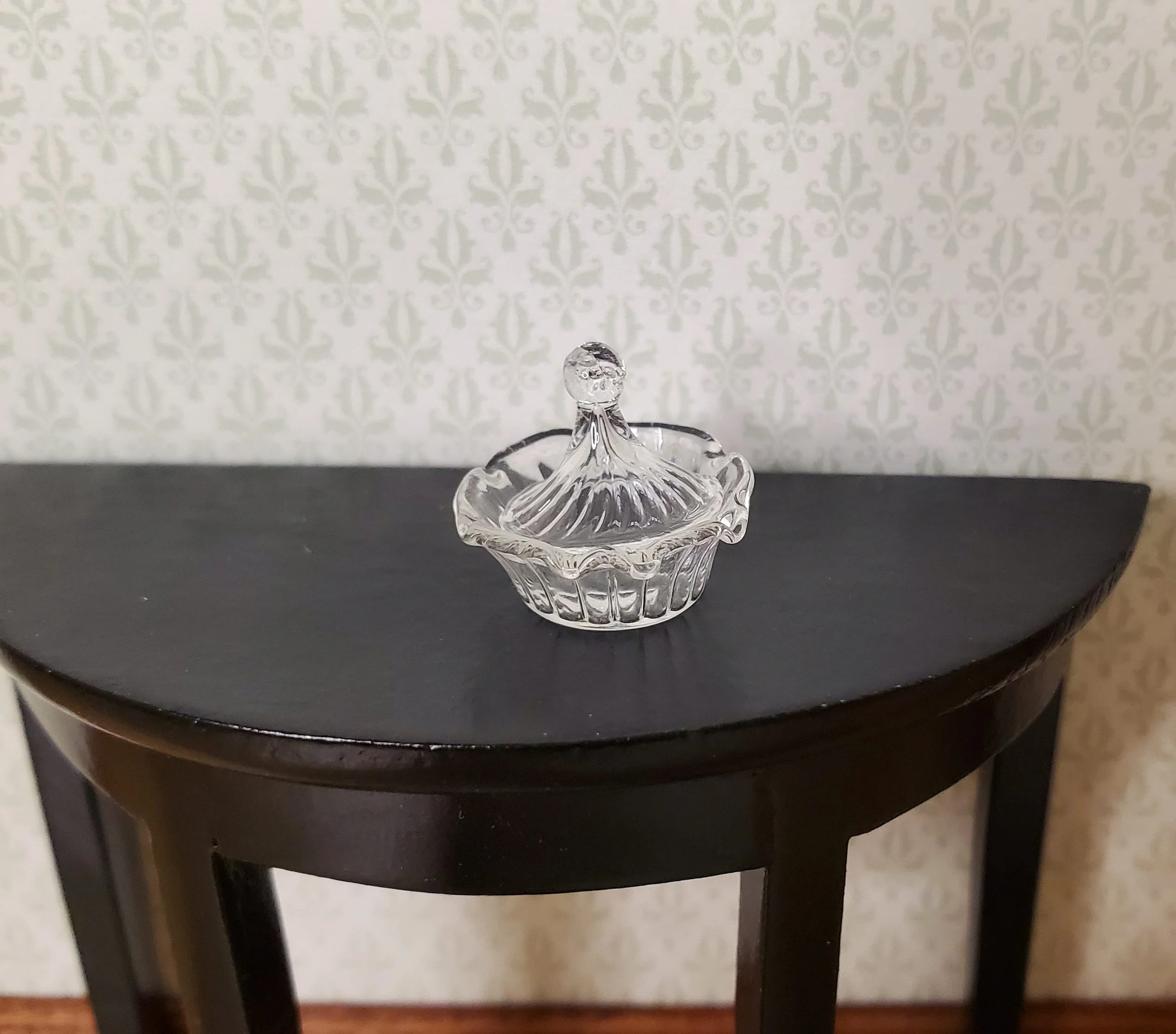 Dollhouse Small Round Dish with Lid Ribbed 1:12 Scale Miniature - Image 3