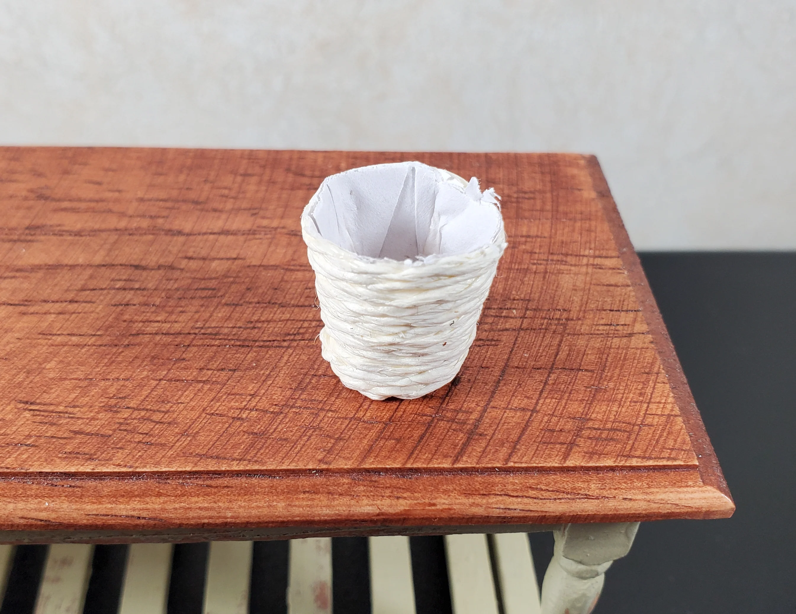 Dollhouse Small Round Natural Fiber Basket White 1:12 Scale Miniature - Image 2