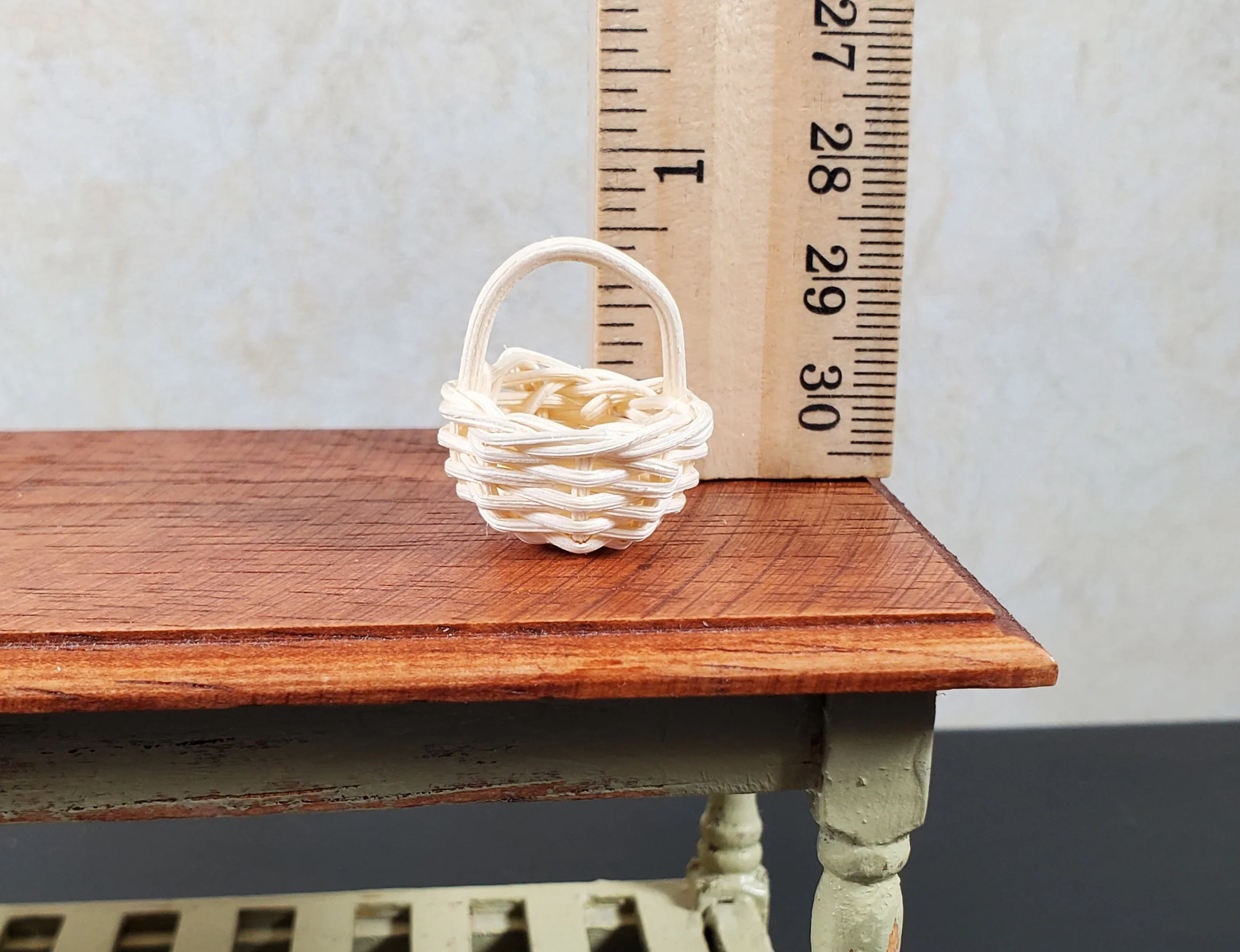 Dollhouse Small Round Natural Fiber Basket with Handle 1:12 Scale Miniature - Image 3