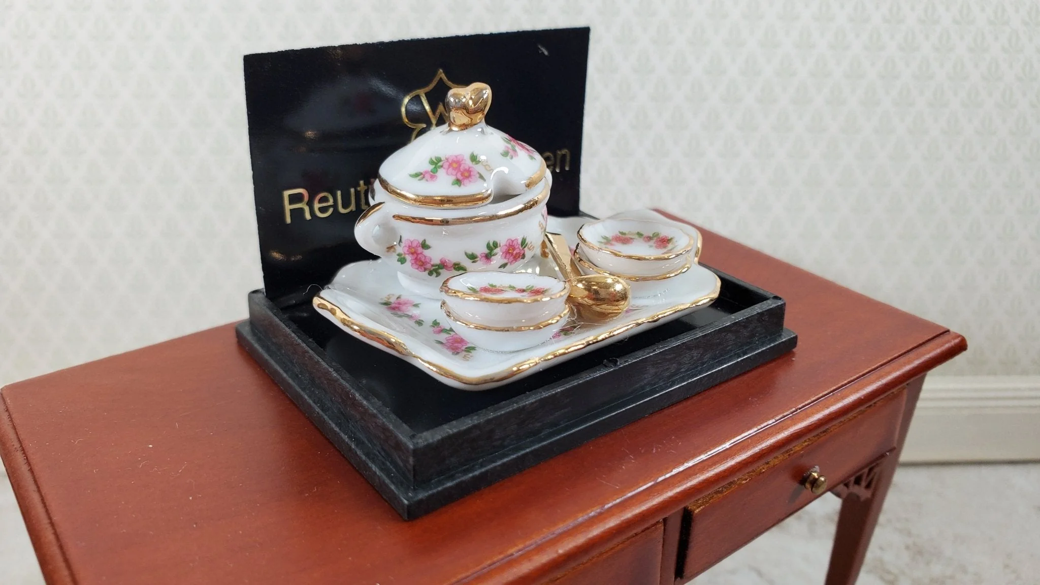 Dollhouse Soup Tureen with Bowls by Reutter Porcelain Lisa Design 1:12 Scale - Image 2