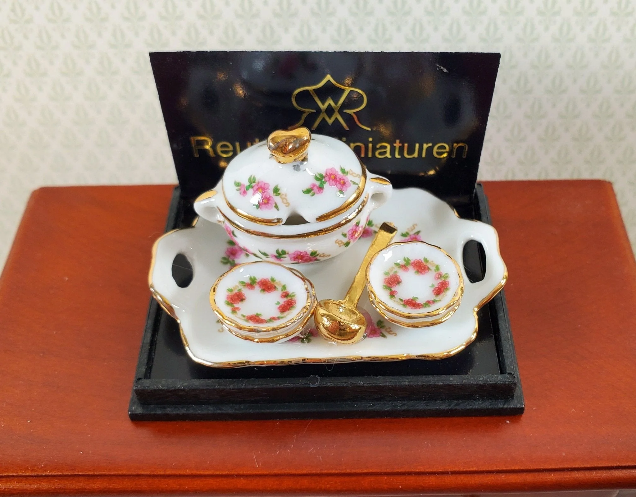 Dollhouse Soup Tureen with Bowls by Reutter Porcelain Lisa Design 1:12 Scale - Image 3