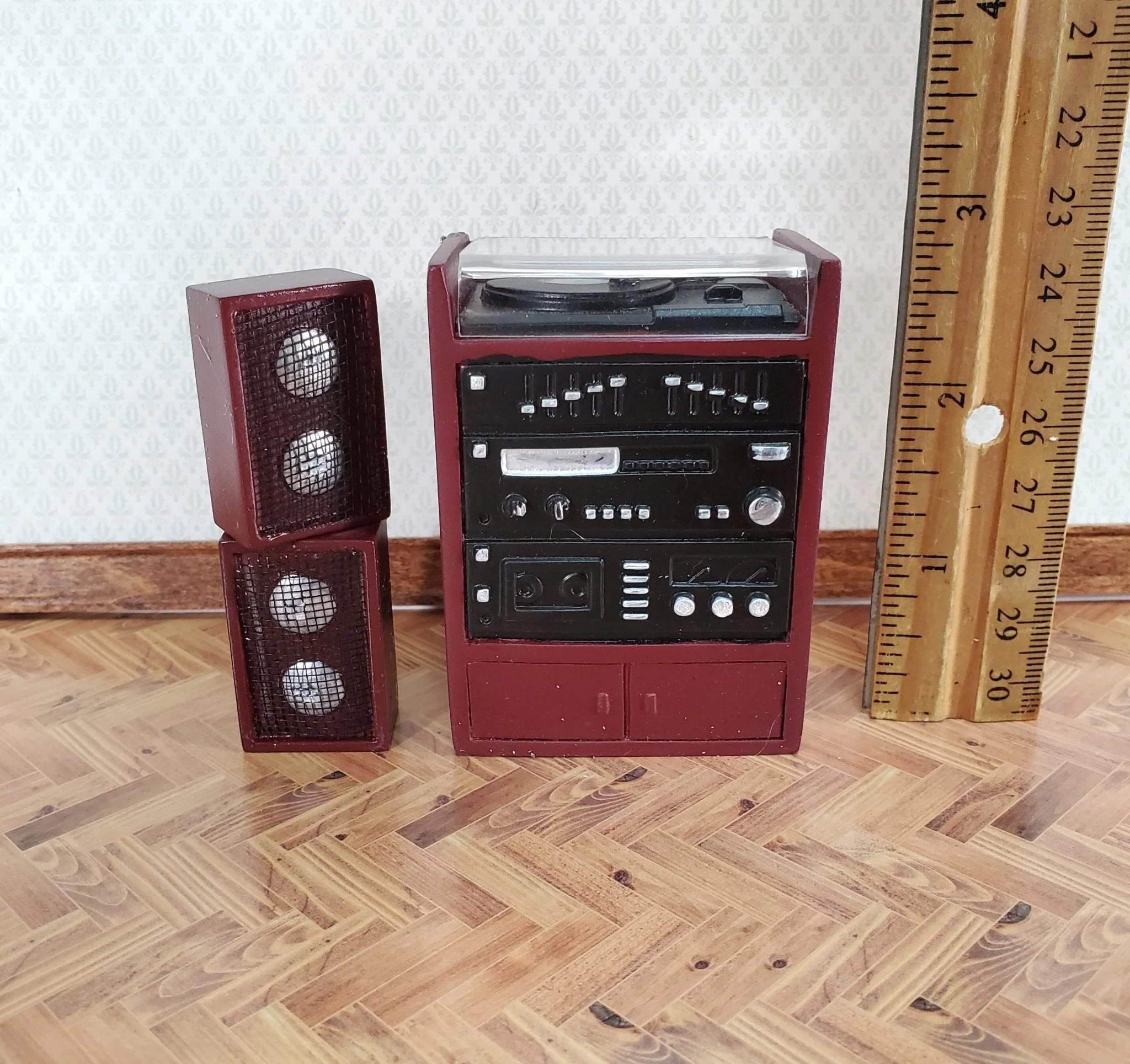 Dollhouse Stereo System with Turntable Record Player Retro Style 1:12 Scale Resin - Image 5
