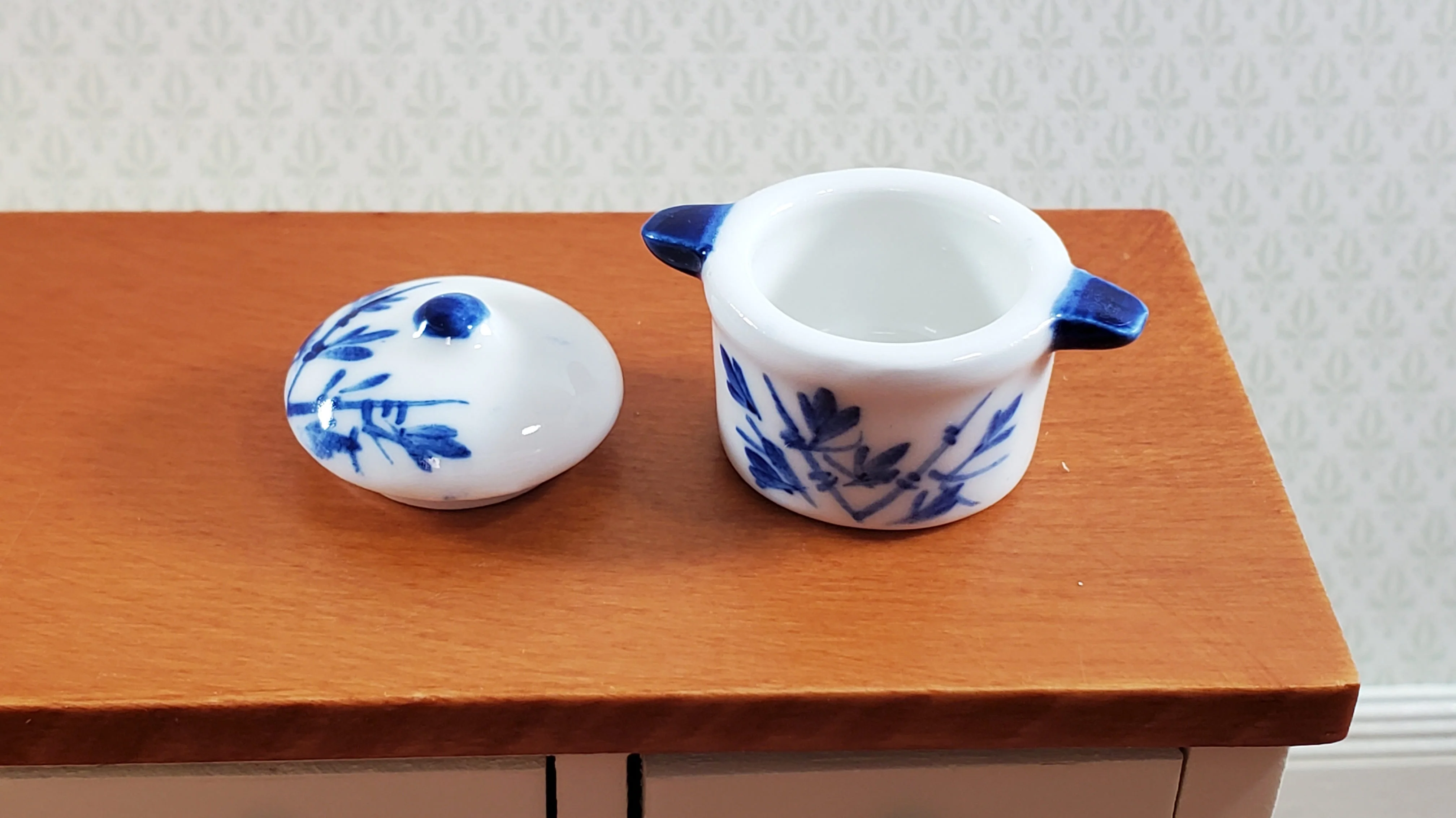 Dollhouse Stock Pot for Soup Ceramic with Lid Blue & White 1:12 Scale Miniatures - Image 2