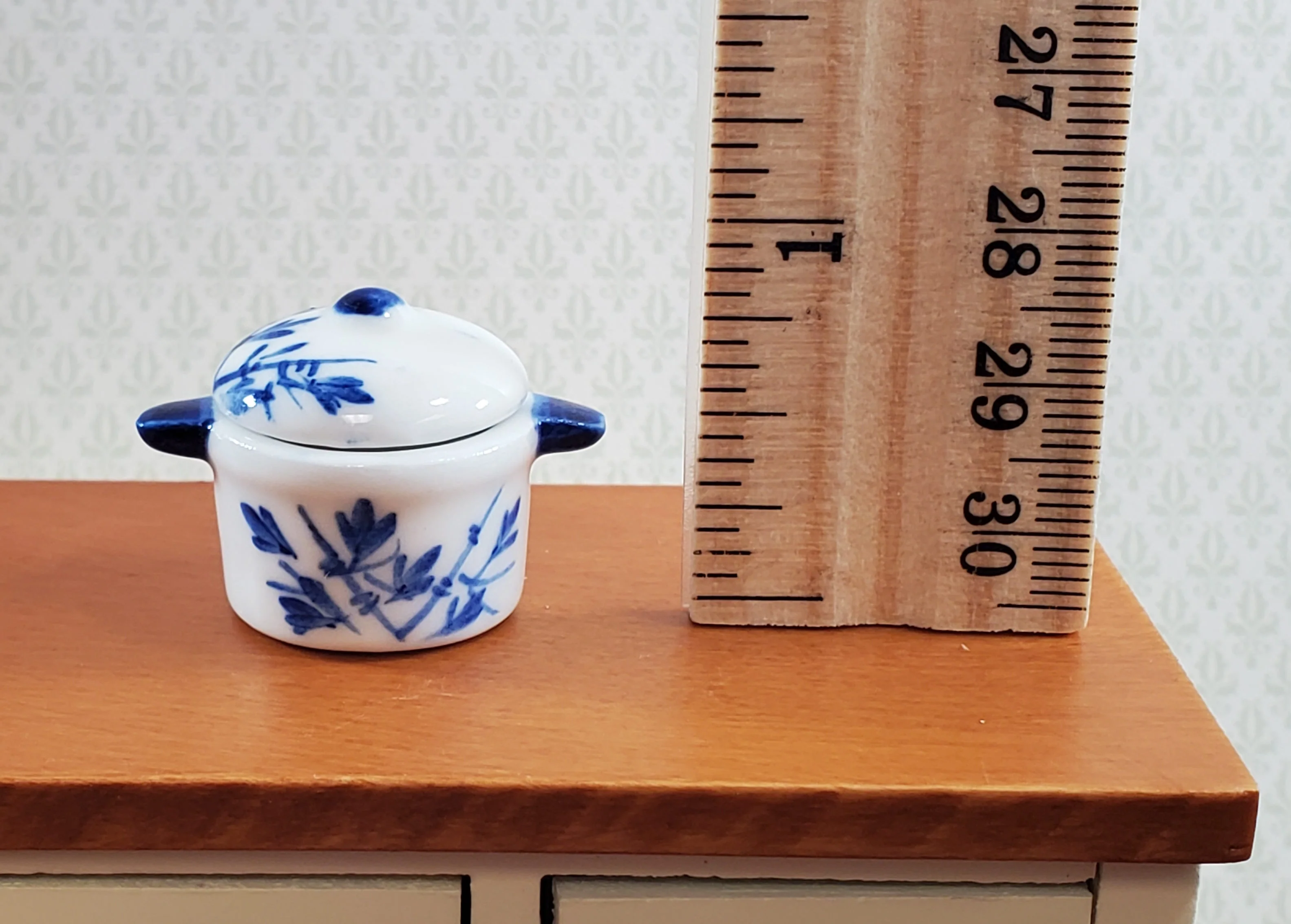 Dollhouse Stock Pot for Soup Ceramic with Lid Blue & White 1:12 Scale Miniatures - Image 4