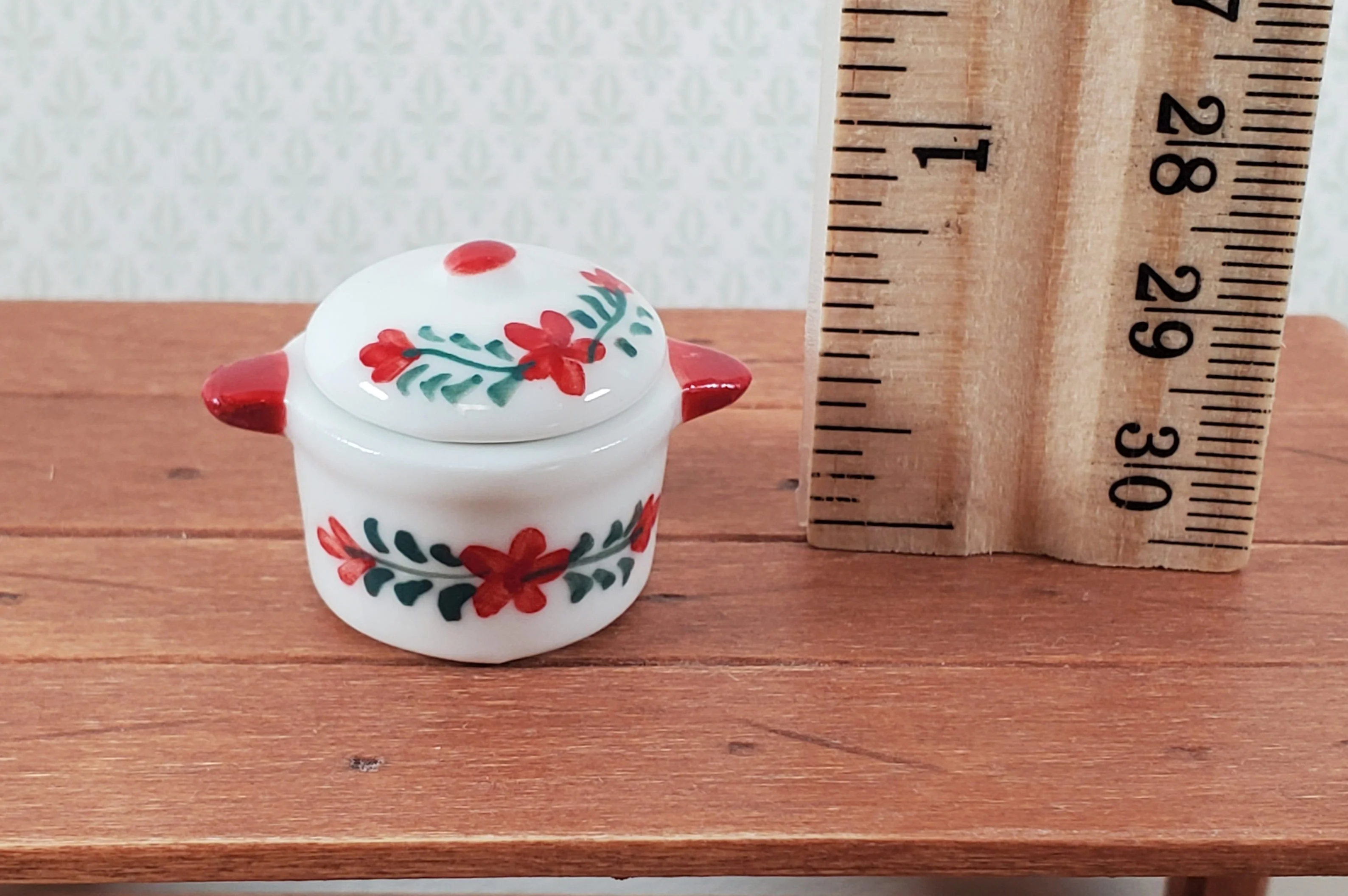 Dollhouse Stock Pot for Soup Ceramic with Lid Red & White 1:12 Scale Miniatures - Image 4