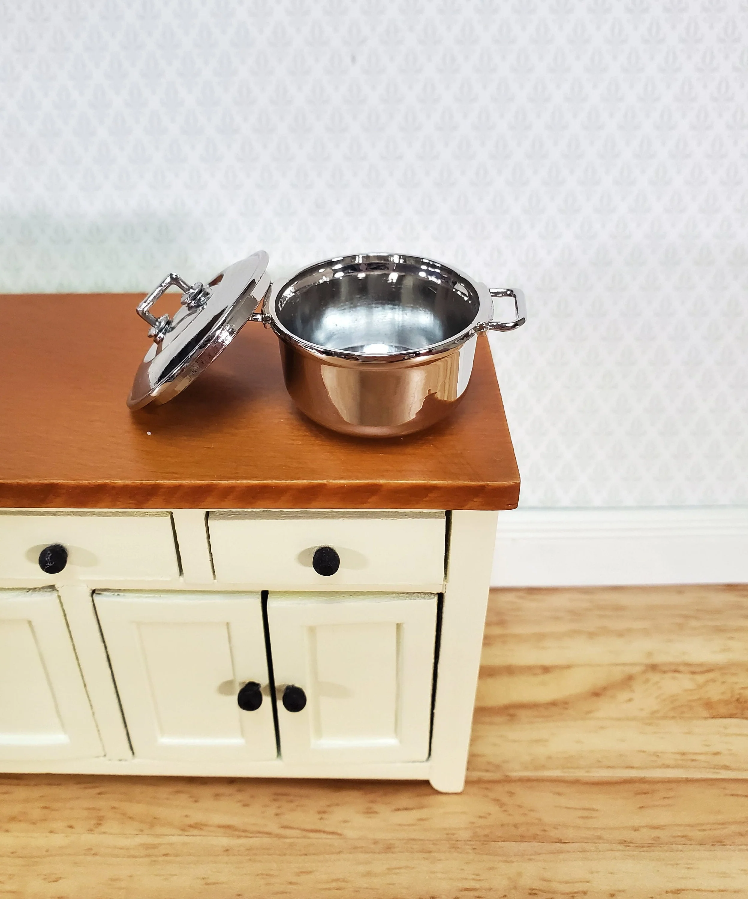 Dollhouse Large Stock Pot with Lid 1:12 Scale Modern Silver Chrome Finish Metal - Image 2