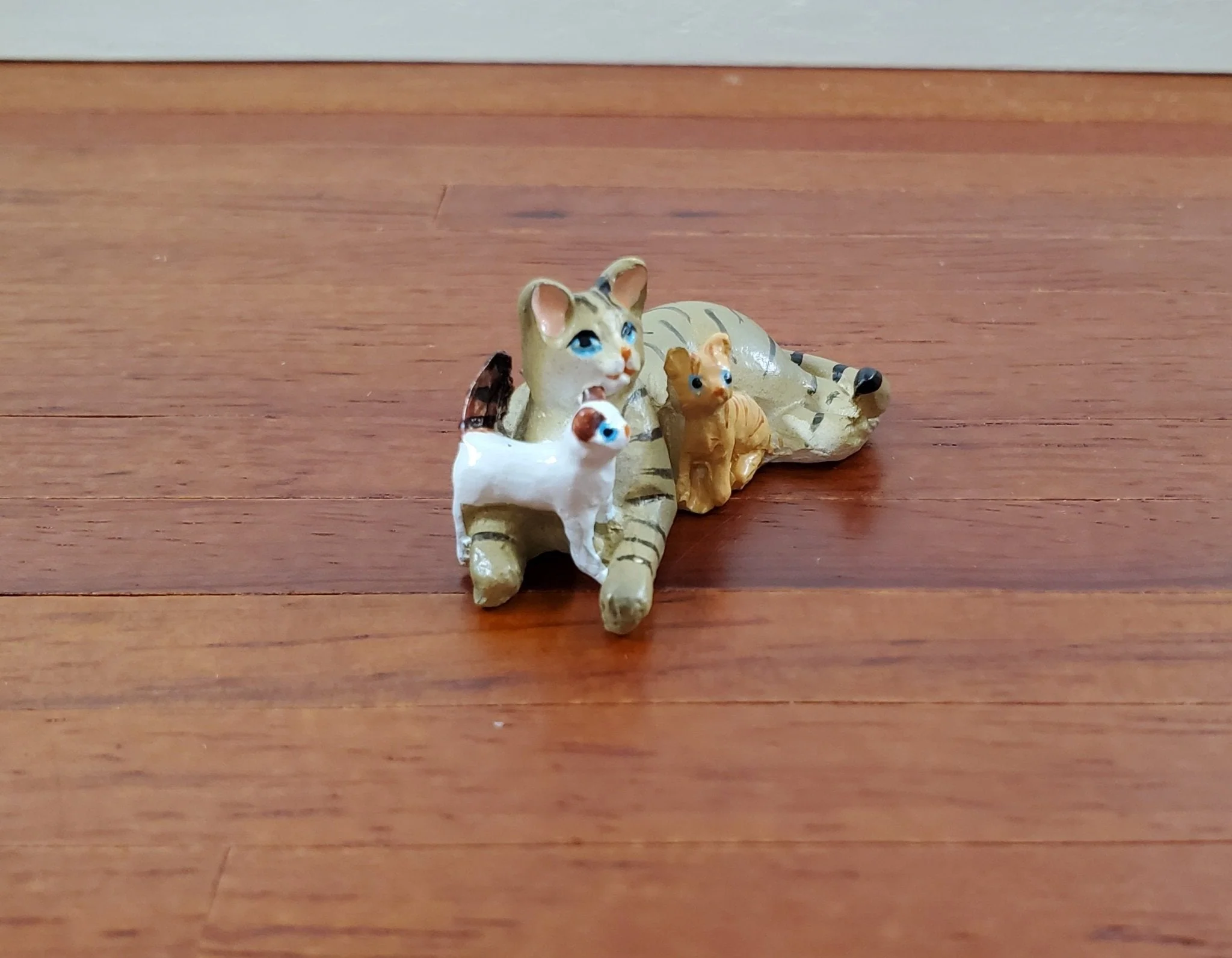 Dollhouse Tabby Cat with Kittens Momma with Babies 1:12 Scale Miniature Pet - Image 2