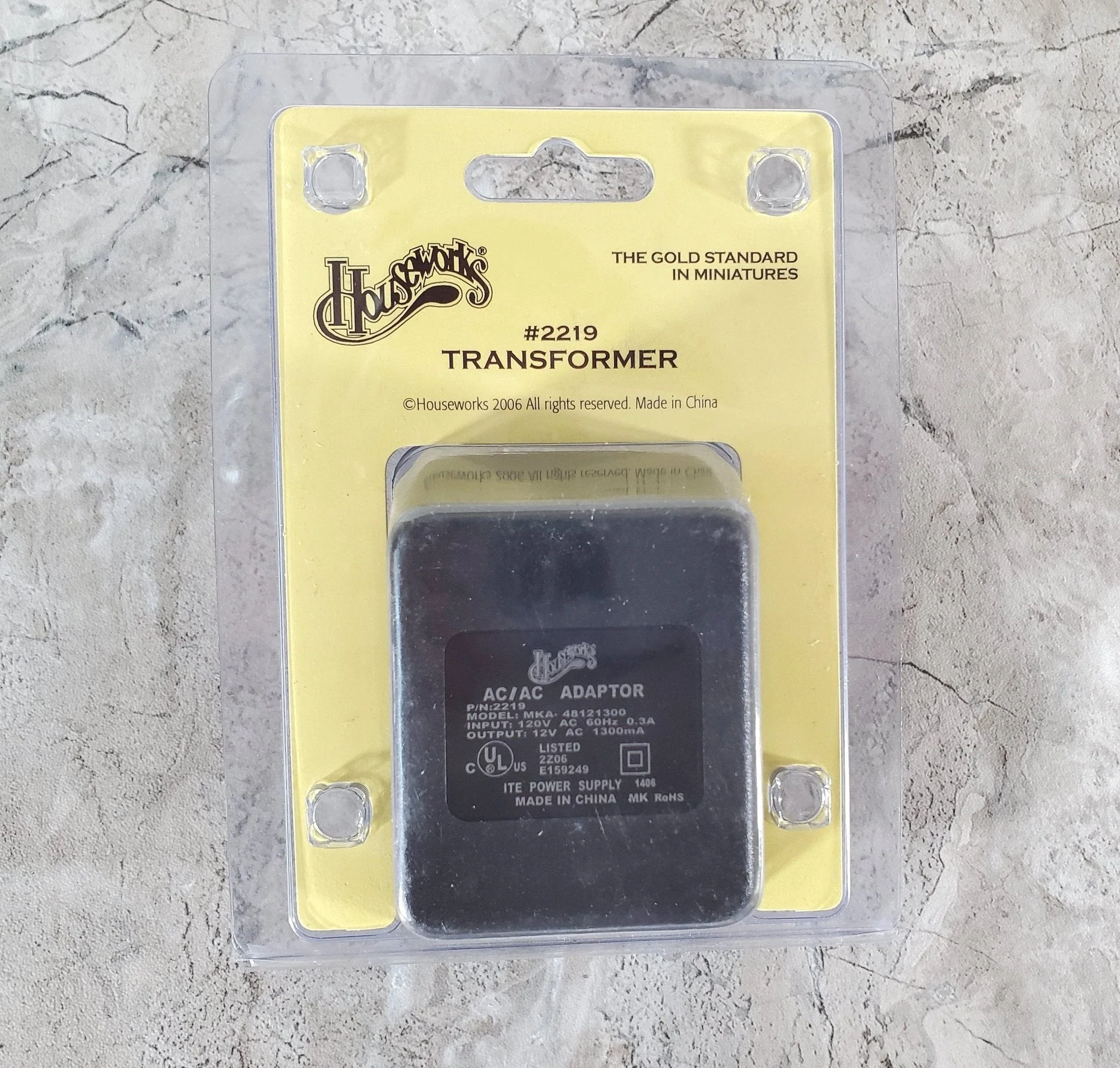 Dollhouse Transformer 10 Watt for Wiring 20 Bulb Capacity Small to Medium Houses HW2219 - Image 3