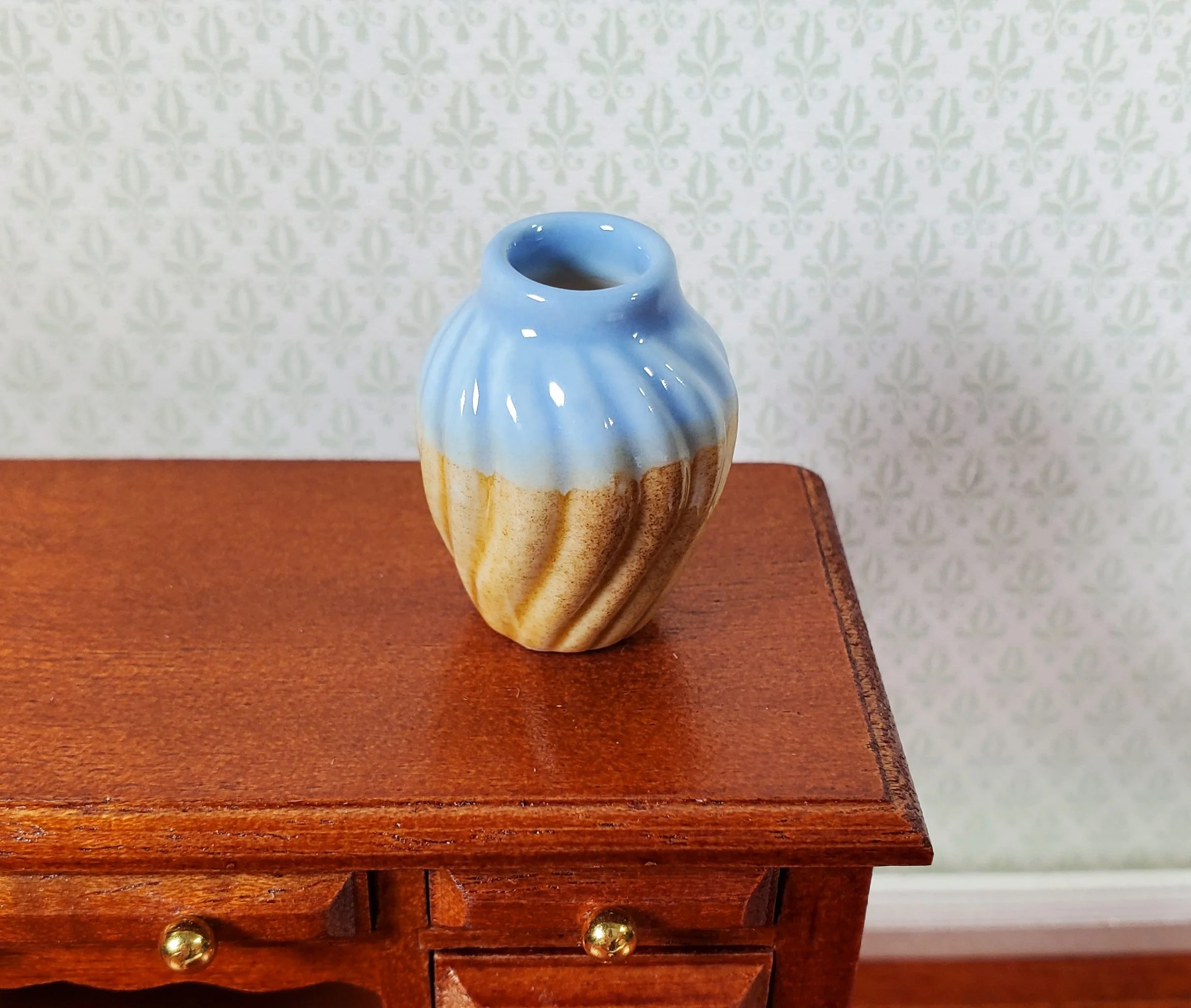 Dollhouse Two Toned Ceramic Vase with Wave Pattern 1:12 Scale Miniature - Image 2