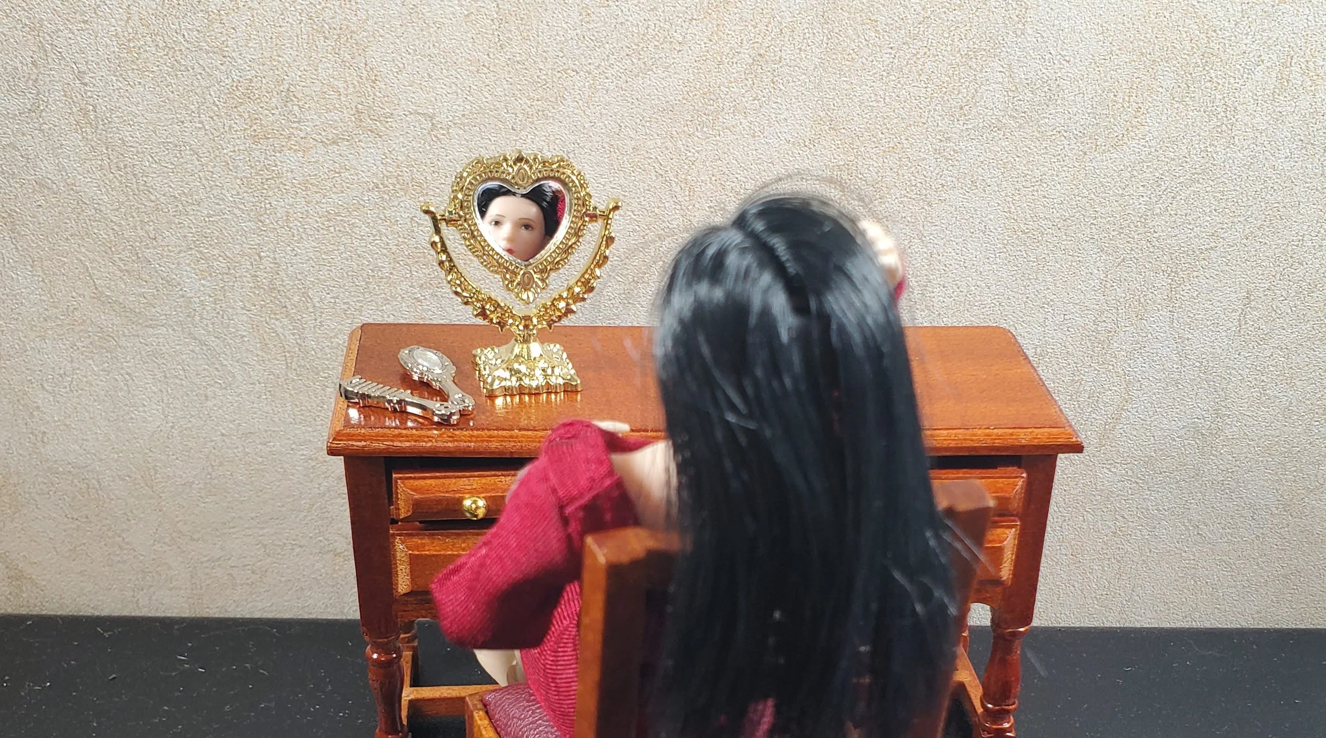 Dollhouse Vanity Make-Up Mirror with Comb and Small Mirror Heart 1:12 Scale - Image 2