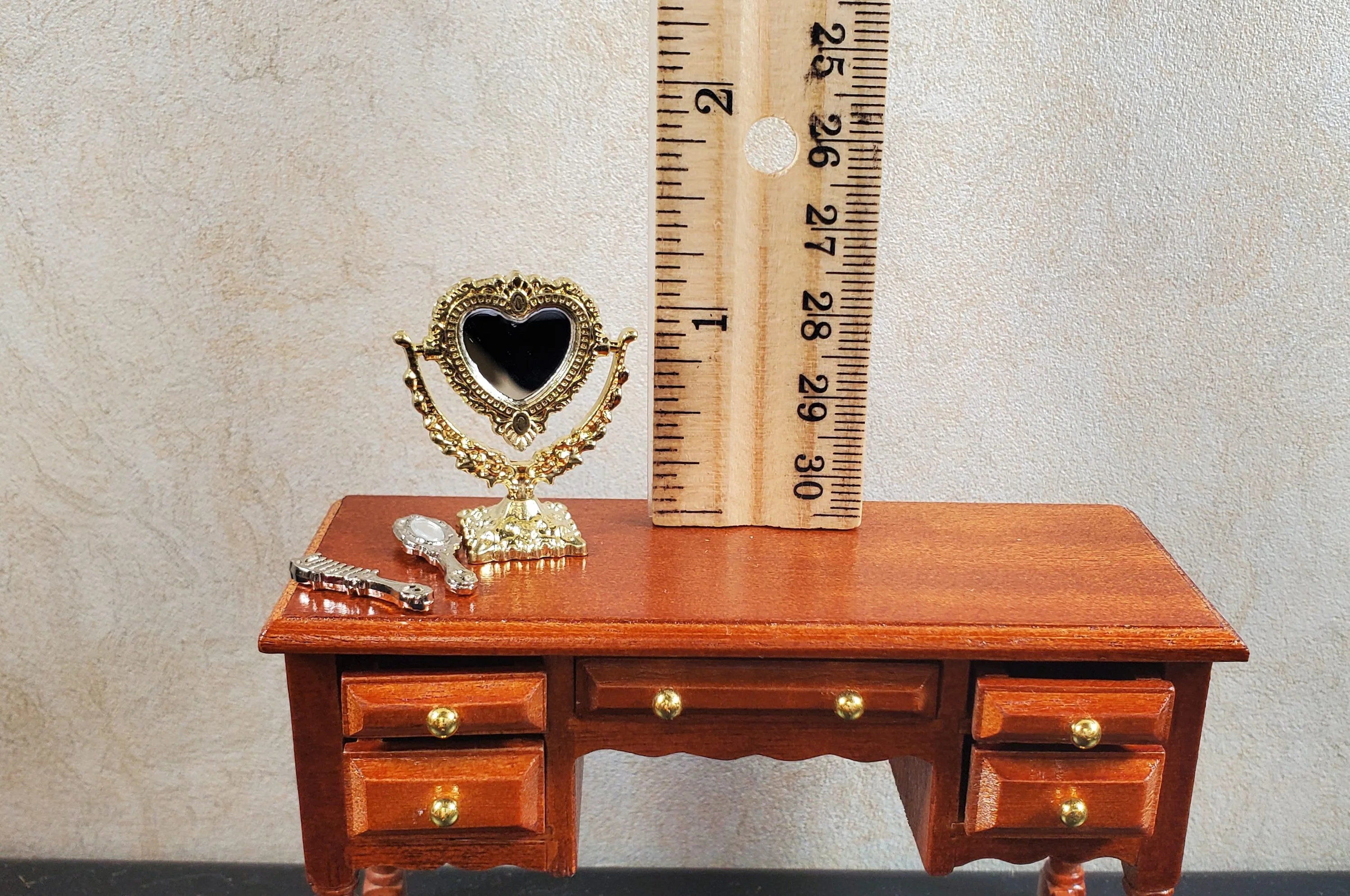 Dollhouse Vanity Make-Up Mirror with Comb and Small Mirror Heart 1:12 Scale - Image 3