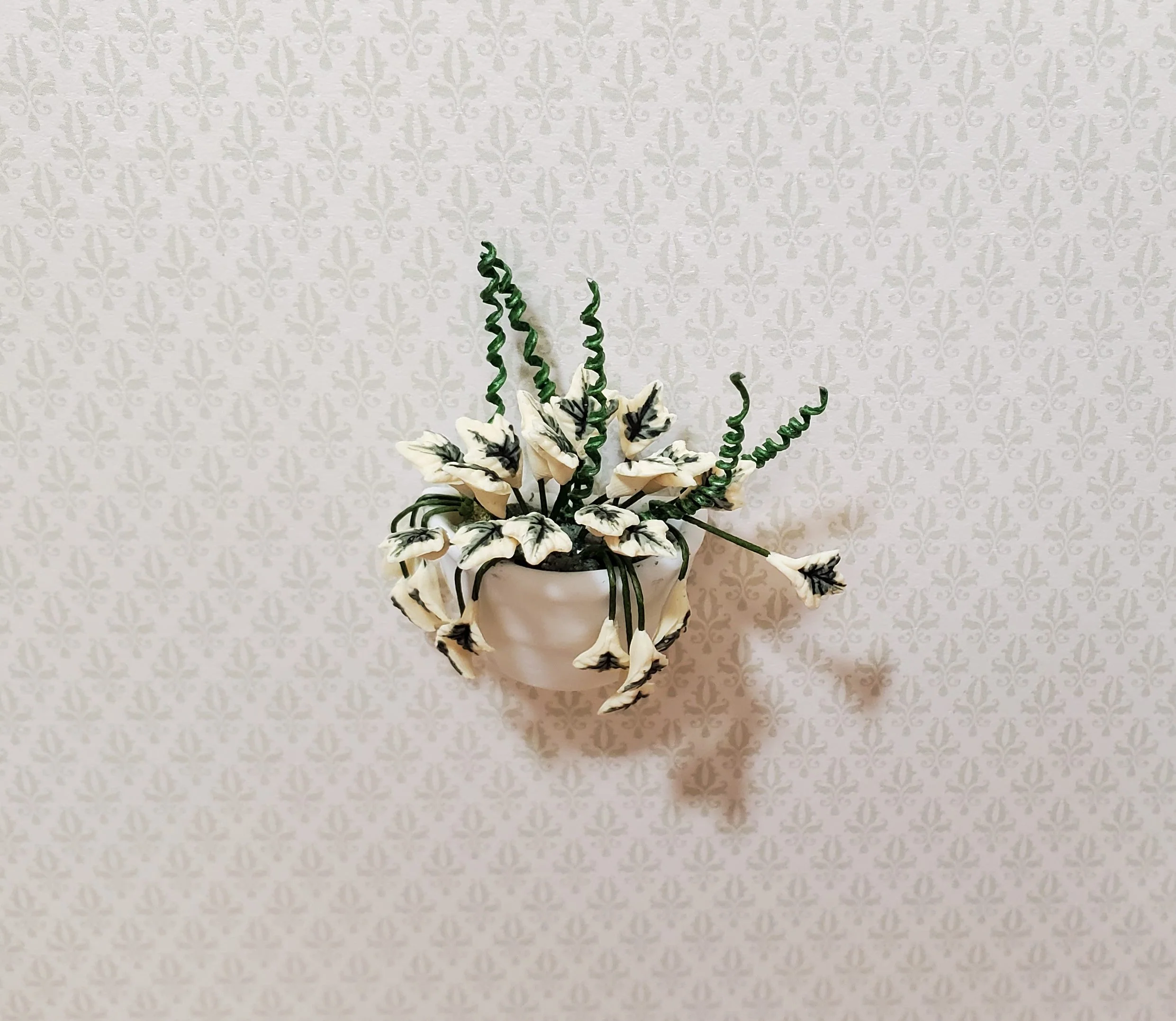 Dollhouse Variegated English Ivy in White Ceramic Wall Planter 1:12 Scale - Image 2