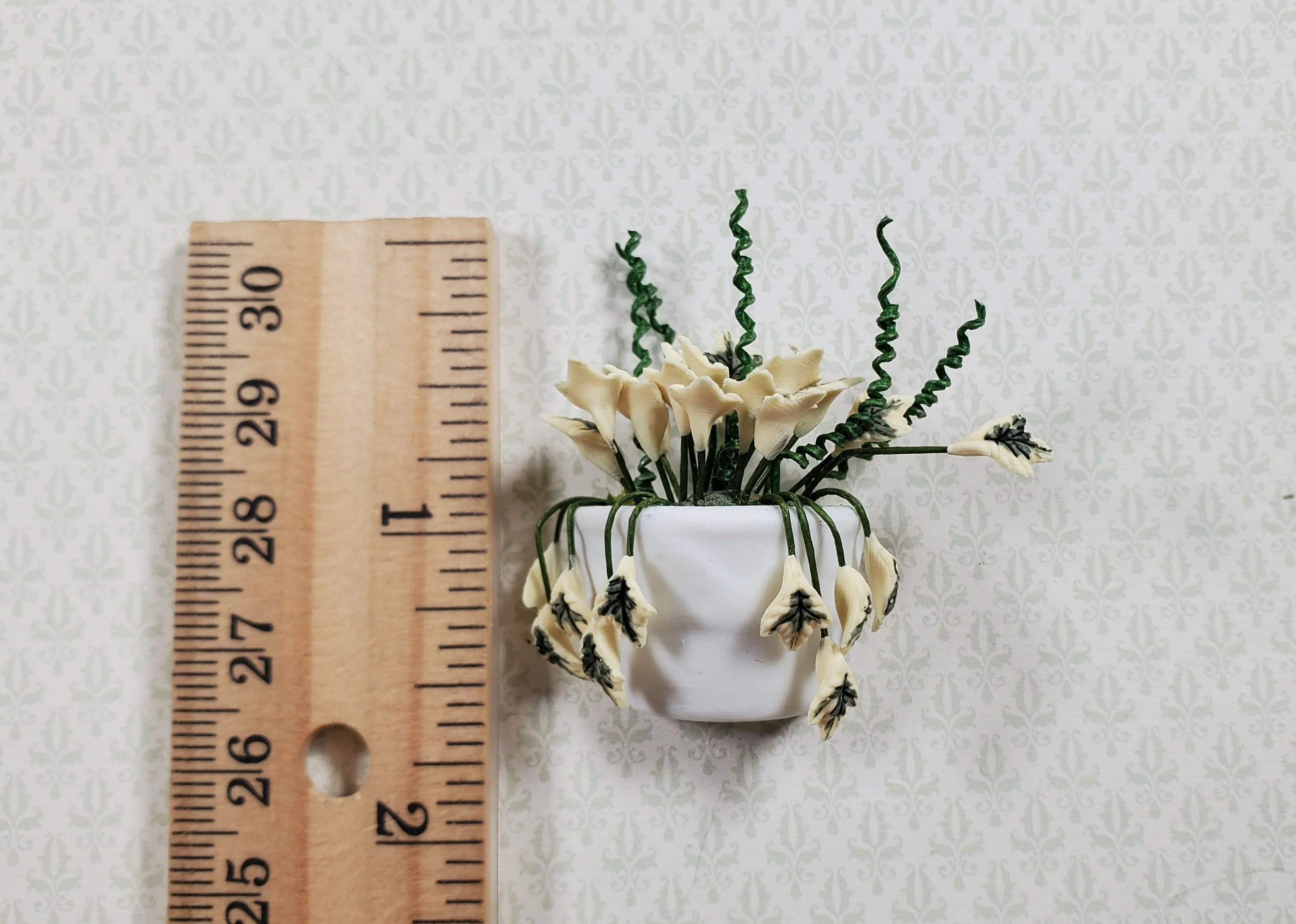 Dollhouse Variegated English Ivy in White Ceramic Wall Planter 1:12 Scale - Image 3