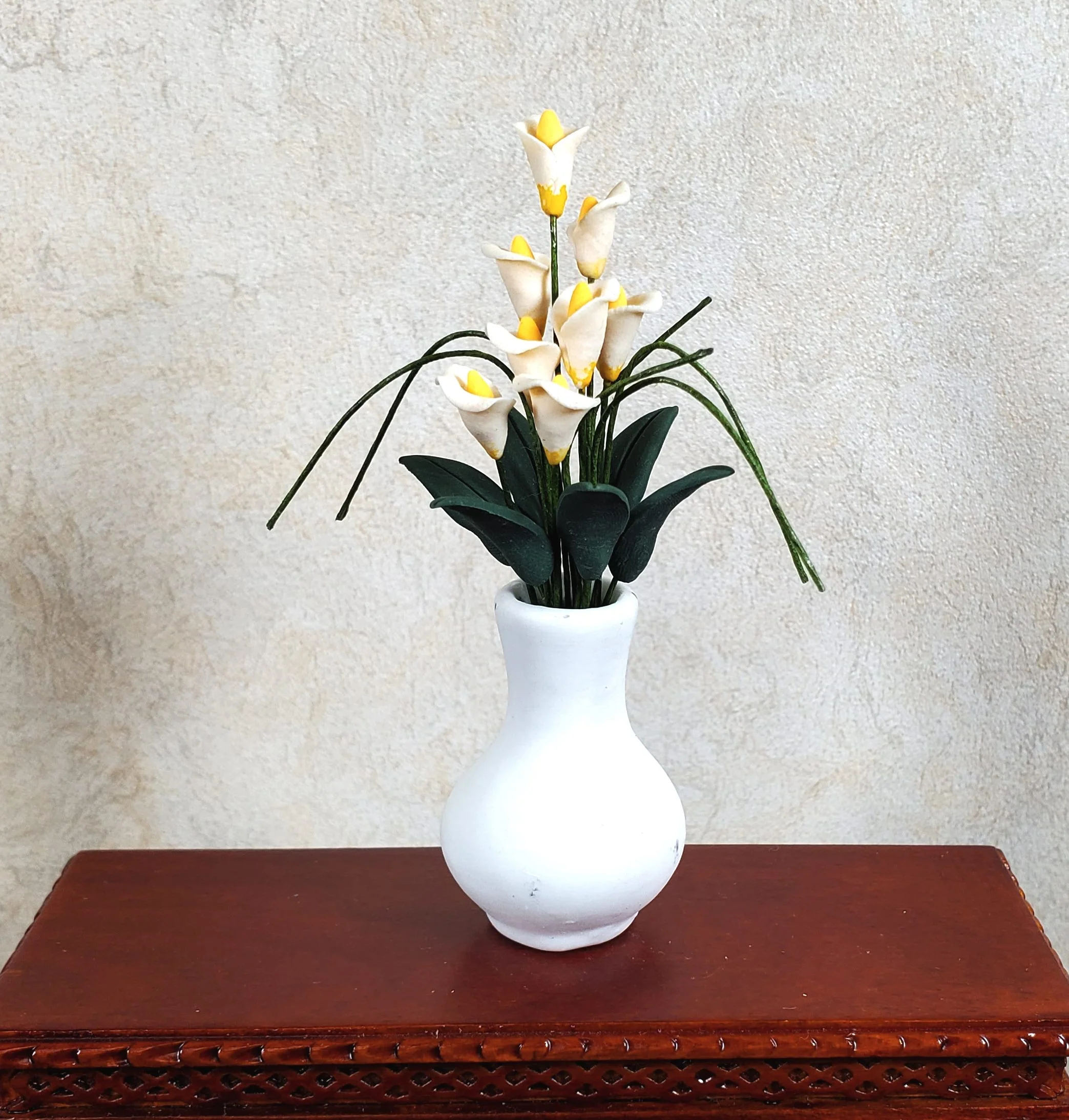 Dollhouse White Calla Lilies in White Ceramic Vase 1:6 Scale Miniature - Image 2