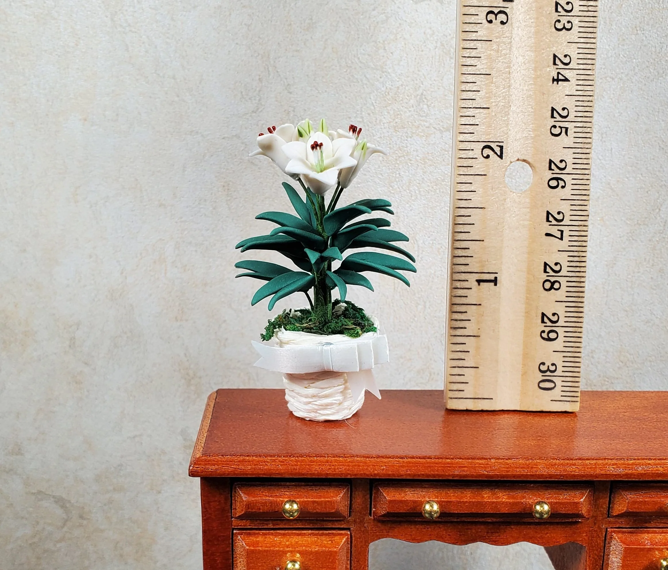 Dollhouse White Easter Lilies in White Basket with Bow 1:12 Scale Miniature - Image 3