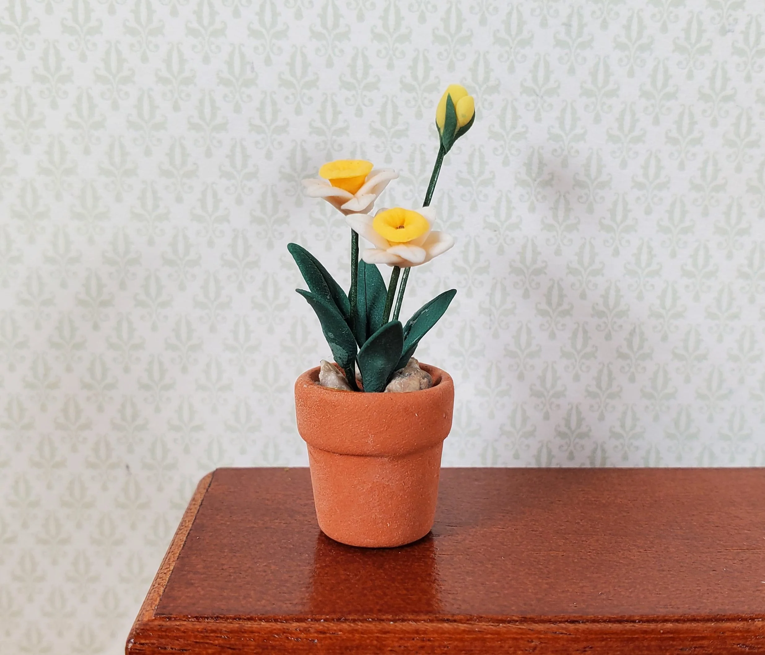 Dollhouse White & Peach Daffodils in a Terra Cotta Pot 1:12 Scale Miniature - Image 2