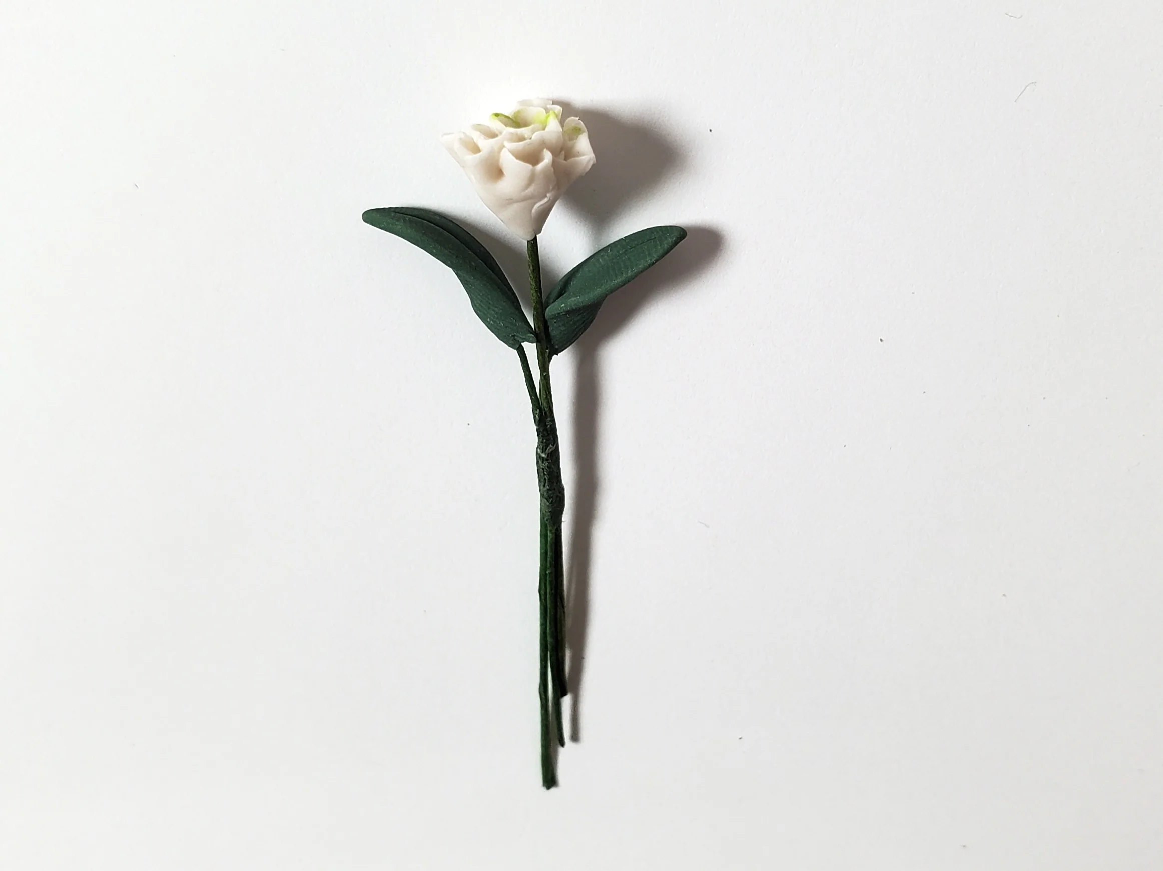 Dollhouse White Zinnia Single Stem with Foliage 1:12 Scale Miniature