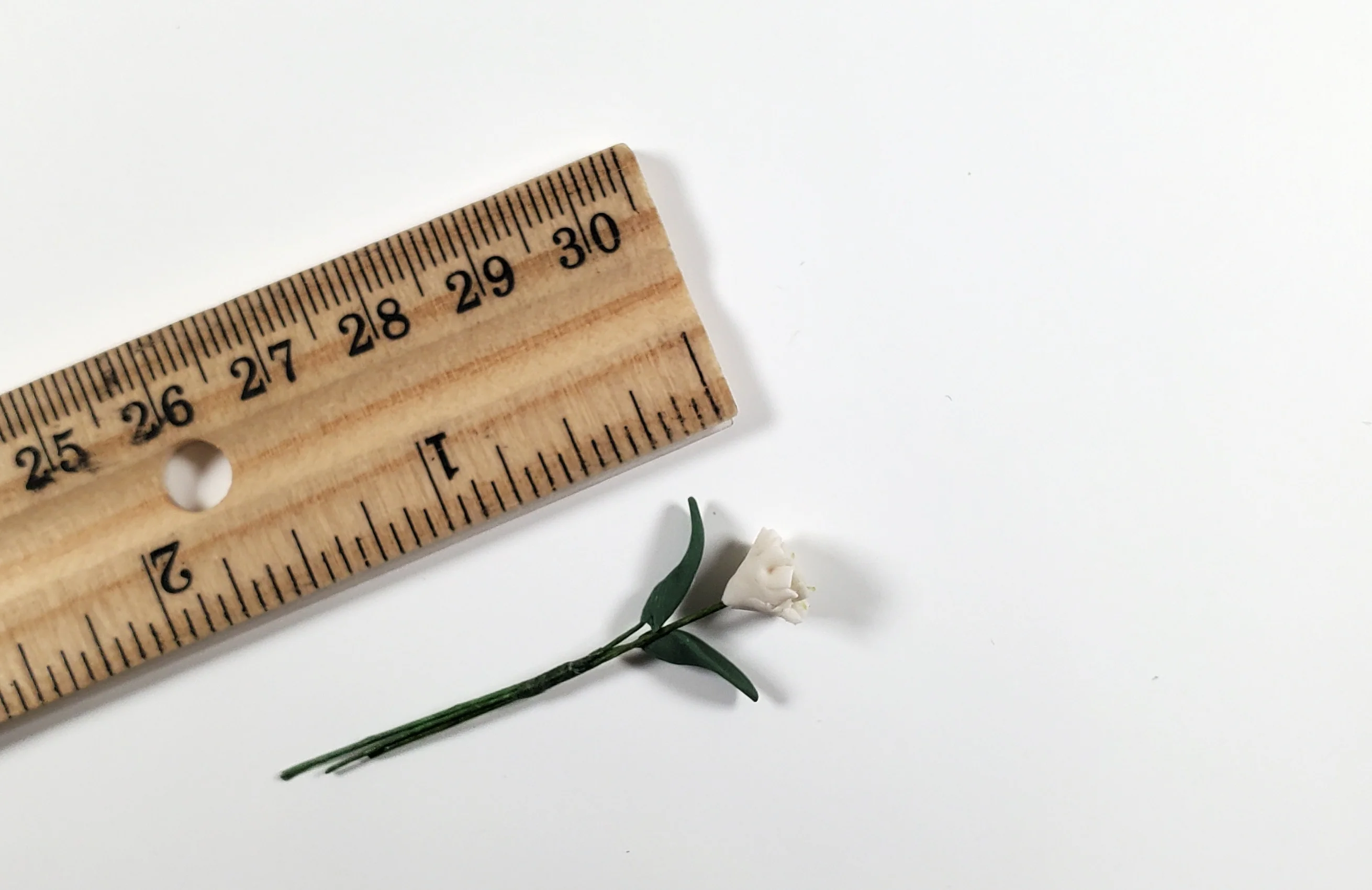 Dollhouse White Zinnia Single Stem with Foliage 1:12 Scale Miniature - Image 3