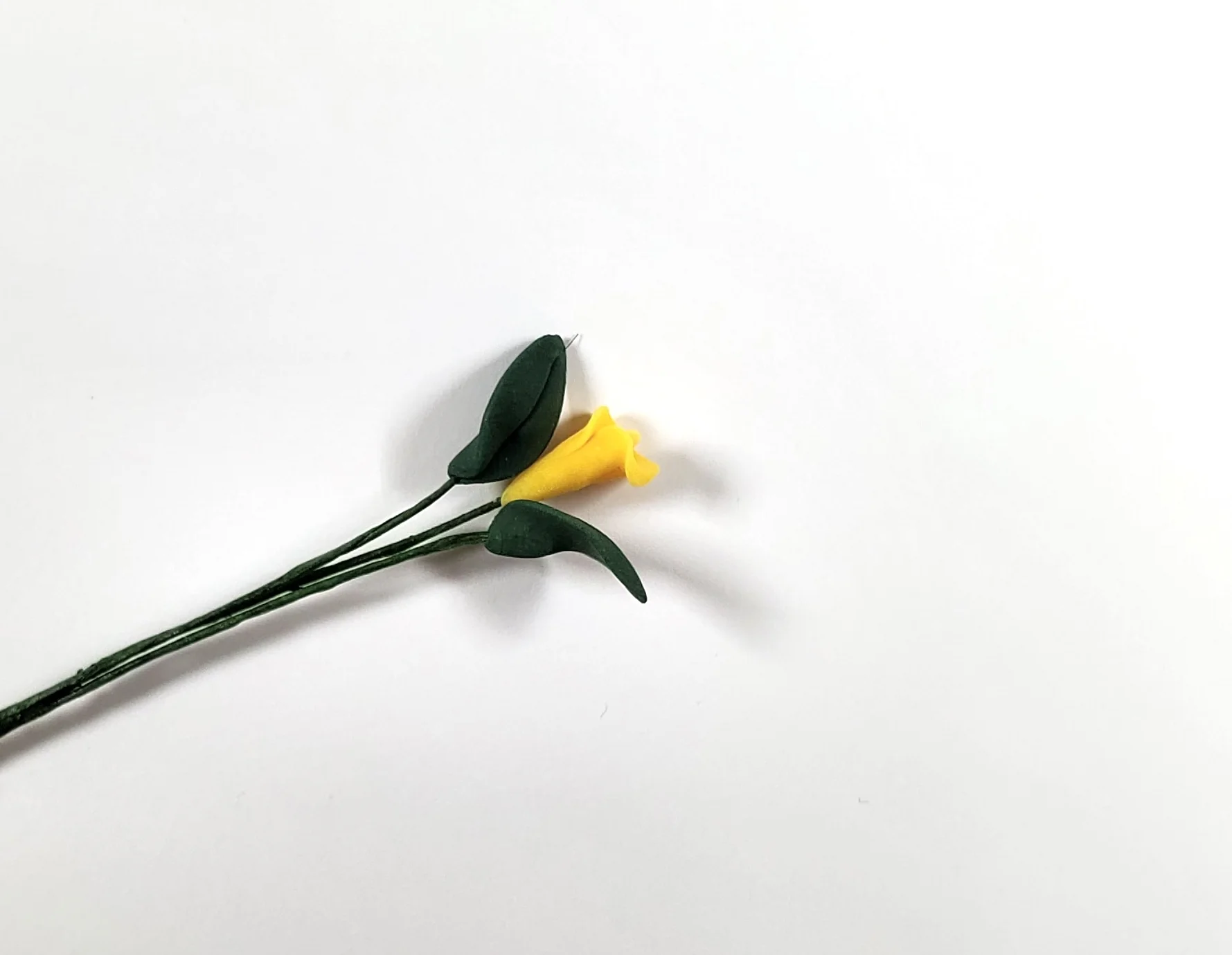 Dollhouse Yellow Calla Lily Single Stem with Foliage 1:12 Scale Miniature - Image 2