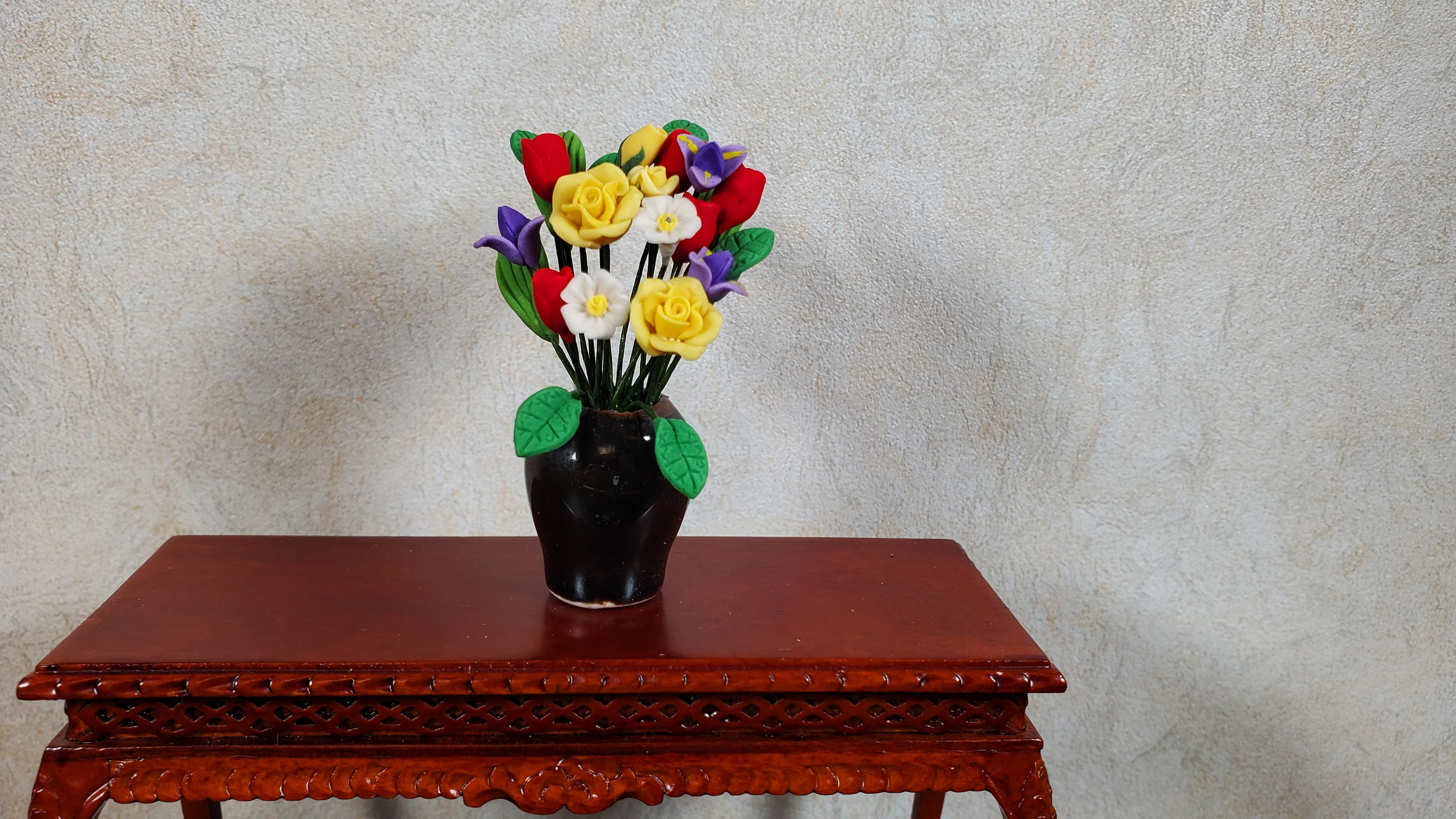 Dollhouse Yellow Roses & Asst Flowers in Black Ceramic Vase 1:12 Scale Miniature - Image 2