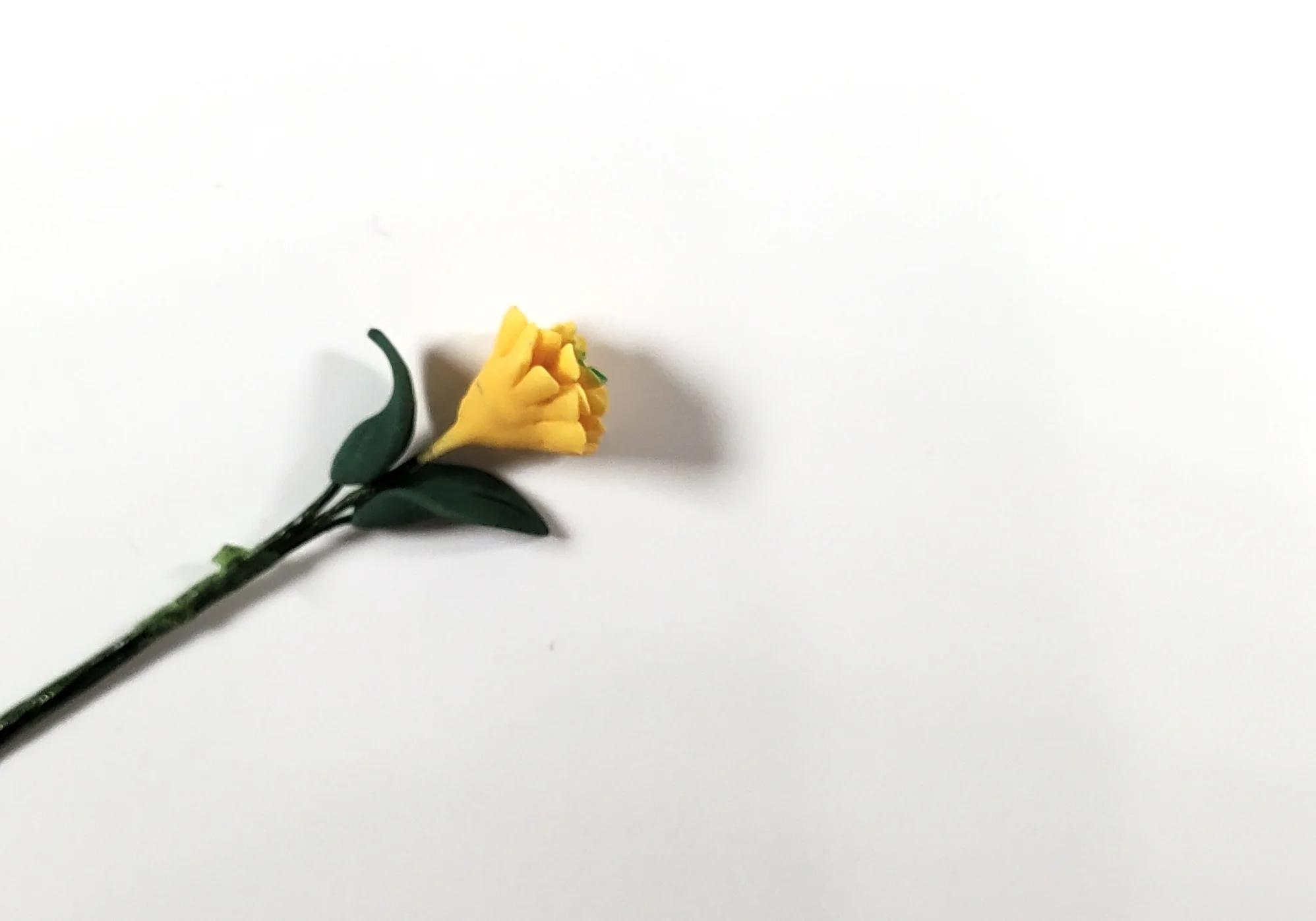 Dollhouse Yellow Zinnia Single Stem with Foliage 1:12 Scale Miniature - Image 2