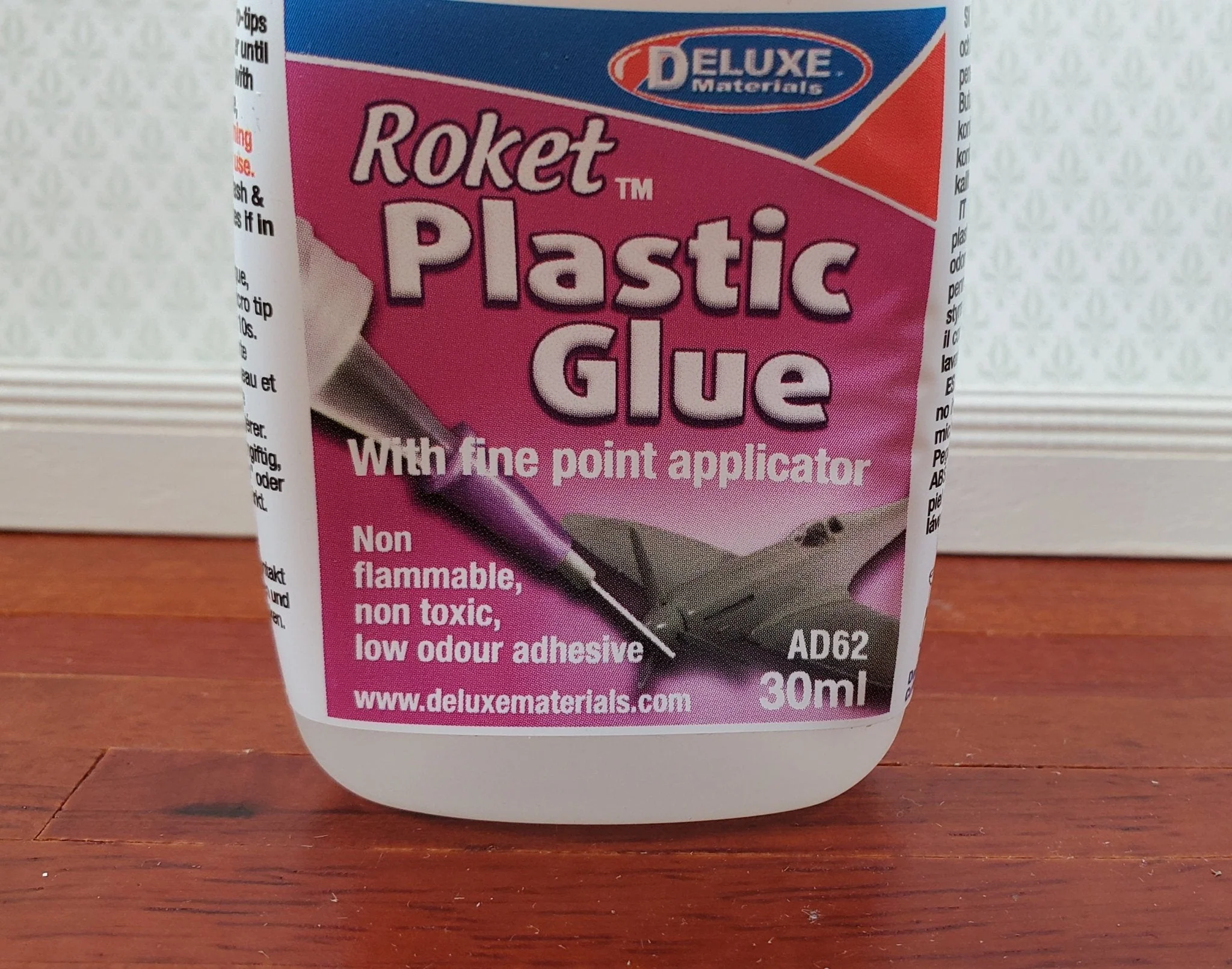 Roket Plastic Glue Adhesive Deluxe Materials 30 ml with Fine Point Applicator - Image 2
