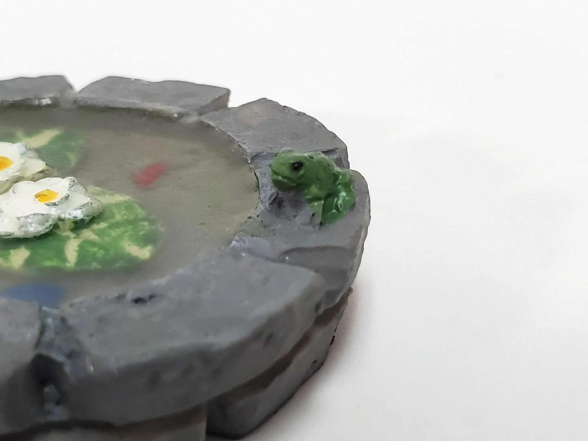 Small Miniature Garden Pond Pool with Frog & Water Lilies Resin 1:12 Scale Dollhouse - Image 3